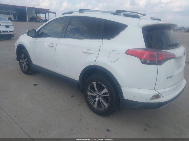 Toyota Rav4 Xle 2017 JTMWFREV9HD104623 Image 3