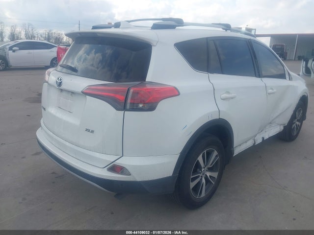 Toyota Rav4 Xle 2017 JTMWFREV9HD104623 Image 4