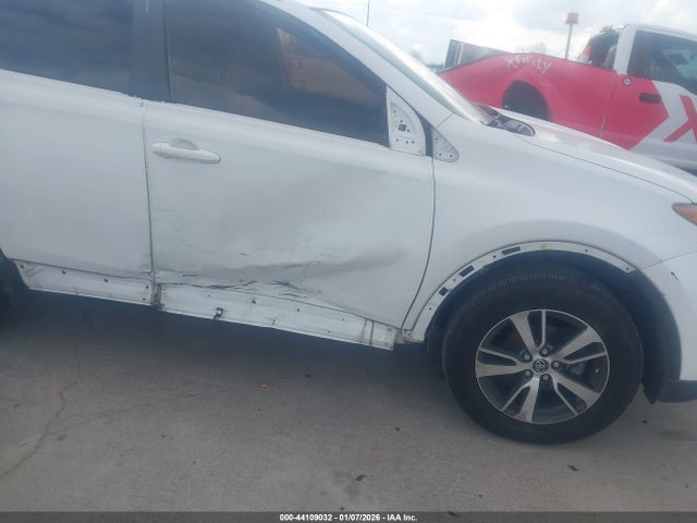 Toyota Rav4 Xle 2017 JTMWFREV9HD104623 Image 6