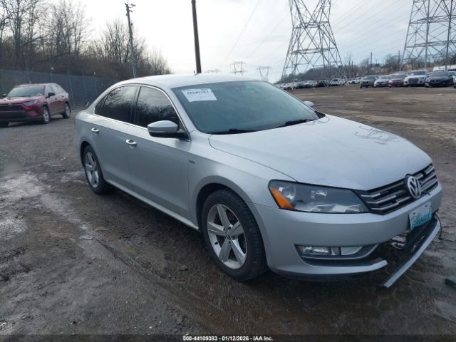 2015 VOLKSWAGEN PASSAT 1VWAT7A3XFC104240
