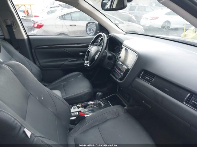 2017 MITSUBISHI OUTLANDER JA4AZ3A38HZ061036 Photo 4