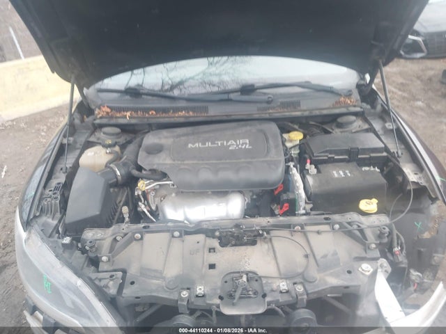 44110244 :رقم المزاد ، 1C3CCCAB3FN642458 vin ، 2015 Chrysler 200 Limited مزاد بيع