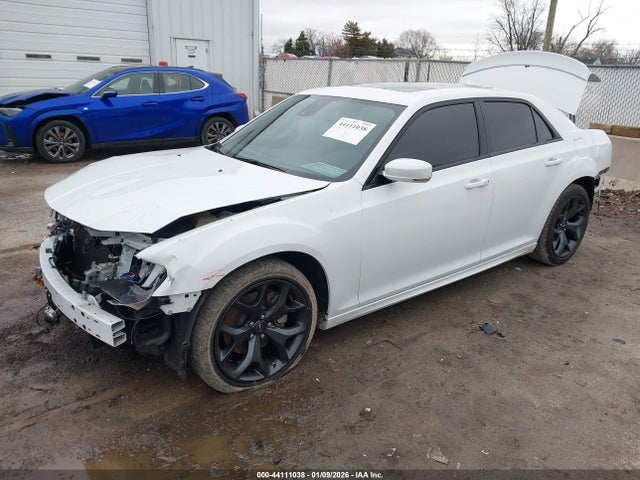 44111038 :رقم المزاد ، 2C3CCABT1PH542185 vin ، 2023 Chrysler 300 300s مزاد بيع