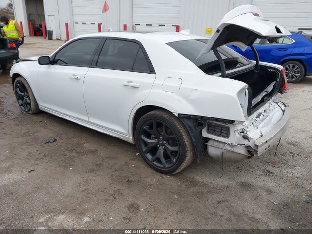 44111038 :رقم المزاد ، 2C3CCABT1PH542185 vin ، 2023 Chrysler 300 300s مزاد بيع