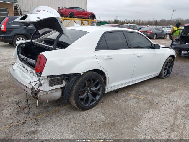 44111038 :رقم المزاد ، 2C3CCABT1PH542185 vin ، 2023 Chrysler 300 300s مزاد بيع