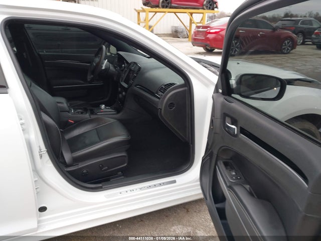 44111038 :رقم المزاد ، 2C3CCABT1PH542185 vin ، 2023 Chrysler 300 300s مزاد بيع