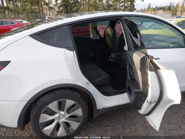 5YJYGDED7MF111122 Tesla Model Y Standard Range Rear-wheel Drive