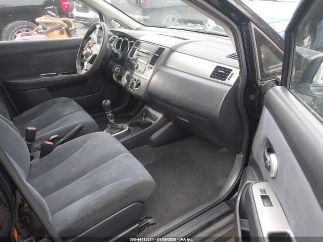 44112371 :رقم المزاد ، 3N1BC11E79L422348 vin ، 2009 Nissan Versa 1.8s مزاد بيع