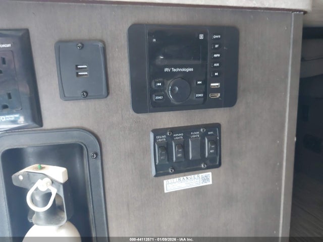 44112571 :رقم المزاد ، 4X4CFS416MD185111 vin ، 2021 Flagstaff Forest River 206stse مزاد بيع