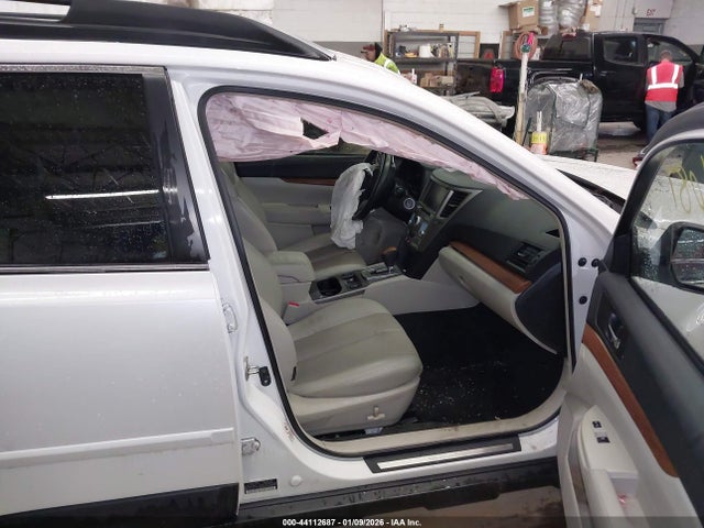 44112687 :رقم المزاد ، 4S4BRBNC1E3315842 vin ، 2014 Subaru Outback 2.5i Limited مزاد بيع