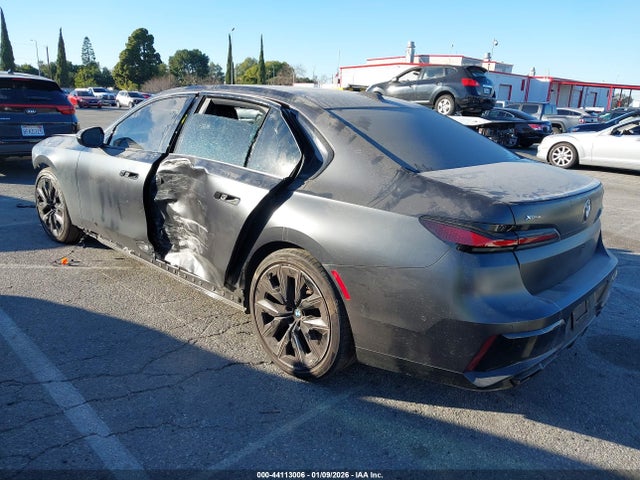 2024 BMW 760 WBA33EJ01RCR17375 Photo 2