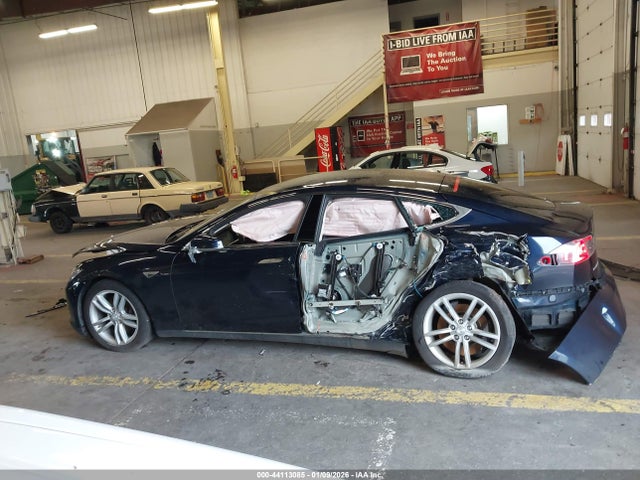 44113085 :رقم المزاد ، 5YJSA1CN7DFP27954 vin ، 2013 Tesla Model S مزاد بيع