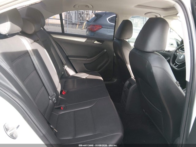 3VWDB7AJ7JM231811 Volkswagen Jetta 1.4t Se/1.4t Wolfsburg Edition