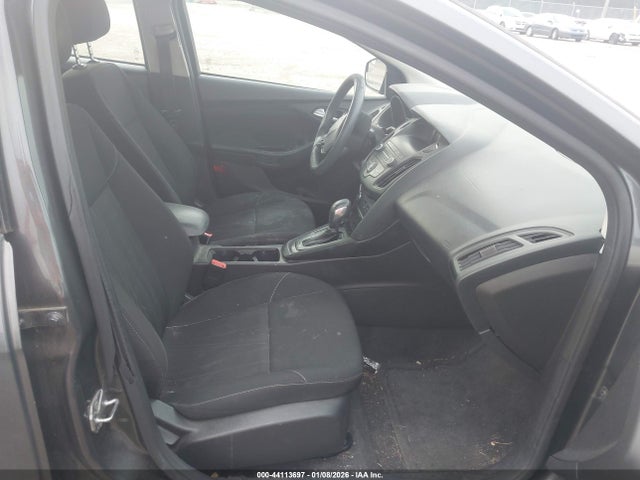 1FADP3F25JL225625 Ford FOCUS SE