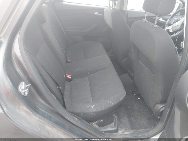 1FADP3F25JL225625 Ford FOCUS SE