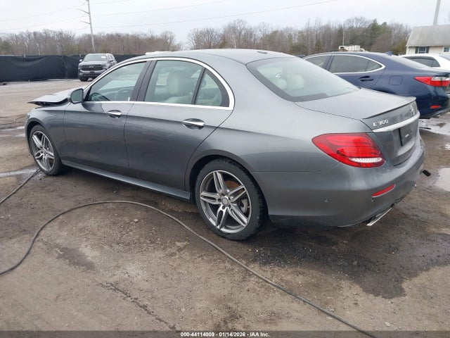 2017 MERCEDES-BENZ E 300 WDDZF4KB5HA206583 Photo 2