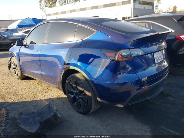 2025 TESLA MODEL Y 7SAYGDEDXSF227916 Photo 2