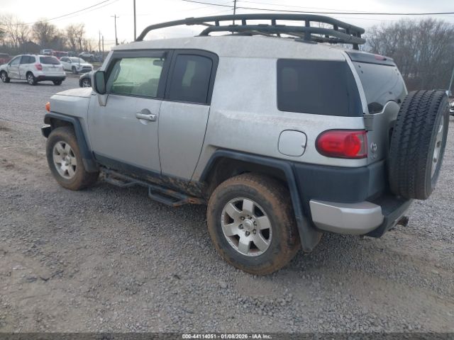 2007 TOYOTA FJ CRUISER JTEBU11F070044723 Photo 2