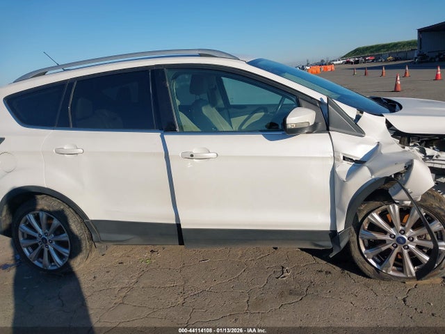 1FMCU9J94HUA95925 Ford Escape Titanium