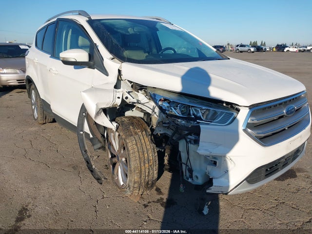1FMCU9J94HUA95925 Ford Escape Titanium