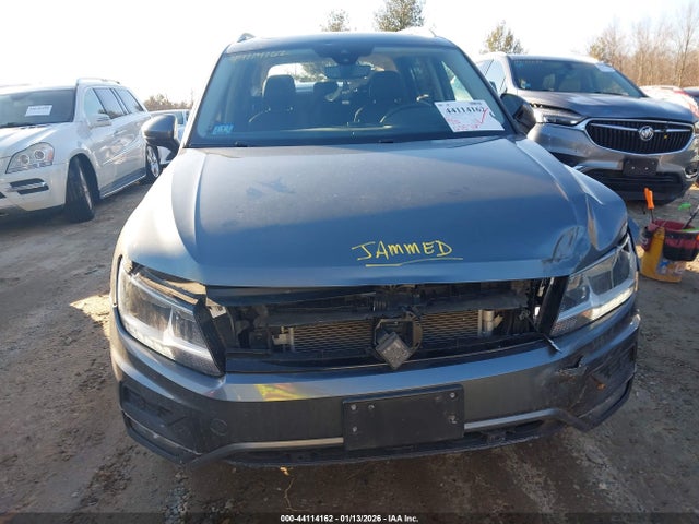 Продажа на аукционе авто 2020 Volkswagen Tiguan, vin: 3VV2B7AX1LM182513, номер лота: 44114162