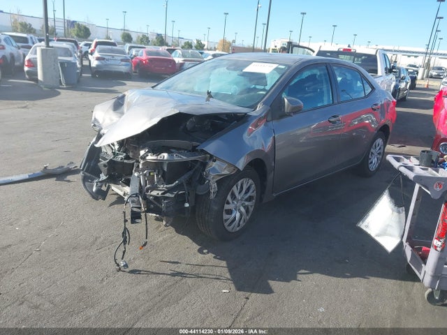 Toyota COROLLA LE 2018 5YFBURHE5JP843975 Image 2