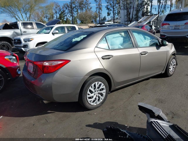 Toyota COROLLA LE 2018 5YFBURHE5JP843975 Image 4