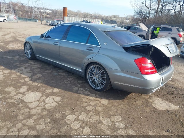 2011 MERCEDES-BENZ S 550 WDDNG8GB8BA365830 Photo 2