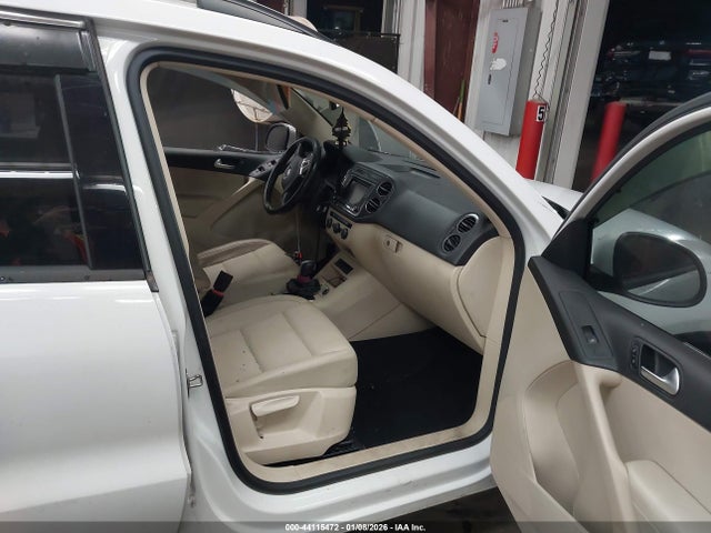 2017 VOLKSWAGEN TIGUAN WVGAV7AX1HK007075 Photo 4