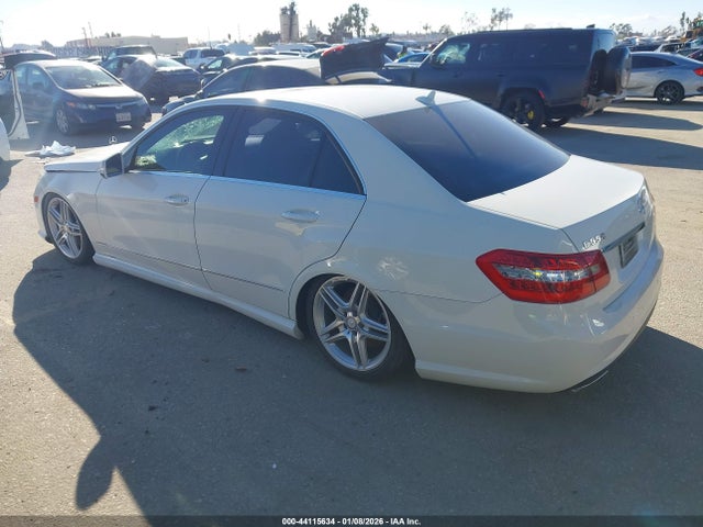 2011 MERCEDES-BENZ E 550 WDDHF7CBXBA298969 Photo 2