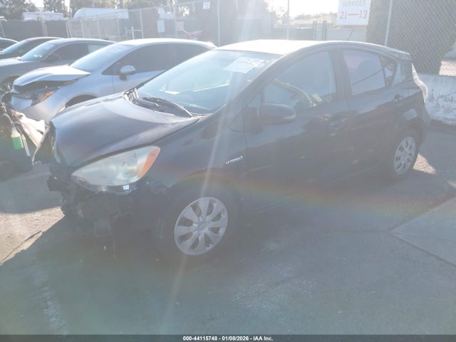 Toyota Prius C One 2014 JTDKDTB32E1557743 Image 2