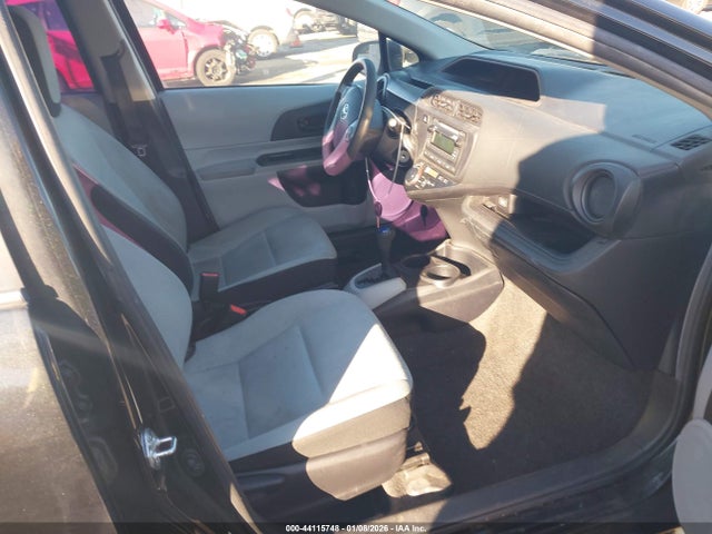 Toyota Prius C One 2014 JTDKDTB32E1557743 Image 5