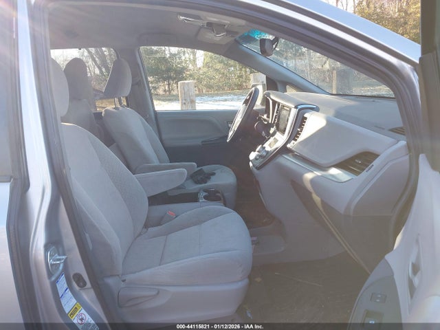 5TDJZ3DC9HS183536 Toyota Sienna Le 7 Passenger