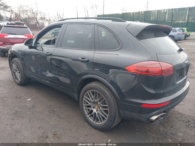 2017 PORSCHE CAYENNE WP1AA2A20HKA82419 Photo 2