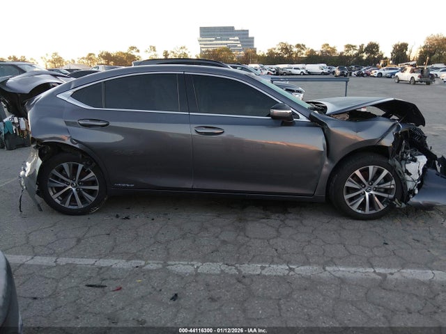 Lexus ES 300H 2020 58AC21B10LU011066 Image 12