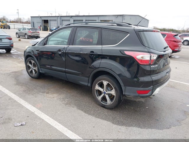 2017 FORD ESCAPE 1FMCU0GD7HUC07009 Photo 2