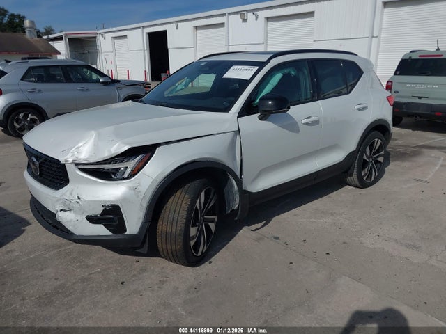 2023 Volvo Xc40 B5 Plus Dark Theme მანქანა იყიდება აუქციონზე, vin: YV4L12UW8P2972218, აუქციონის ნომერი: 44116899