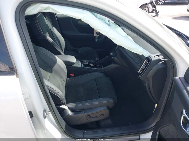 2023 Volvo Xc40 B5 Plus Dark Theme მანქანა იყიდება აუქციონზე, vin: YV4L12UW8P2972218, აუქციონის ნომერი: 44116899
