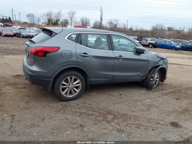 JN1BJ1CR3JW288572 Nissan Rogue Sport S