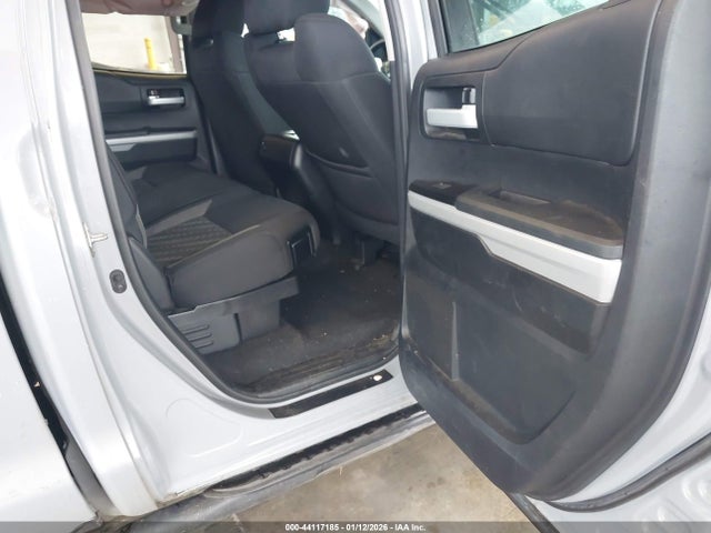 5TFCY5F1XKX024268 Toyota Tundra Sr5 5.7l V8