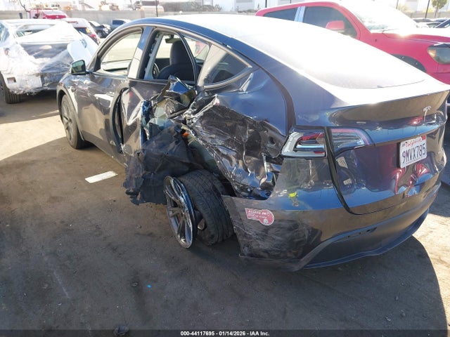 2024 TESLA MODEL Y 7SAYGDEE9RF114574 Photo 2