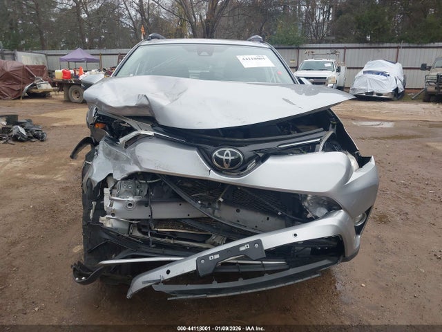 JTMWFREV8JJ204056 Toyota Rav4 Xle