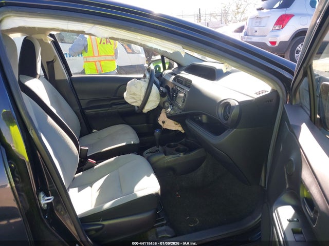 JTDKDTB33G1590365 Toyota Prius C One