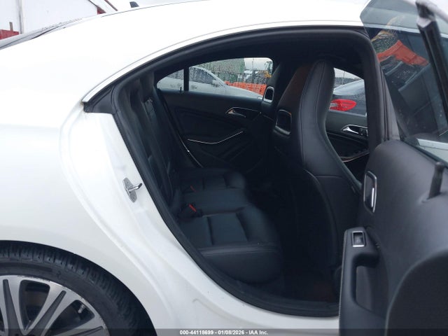 WDDSJ4GB8JN693978 Mercedes-Benz CLA 250 4MATIC