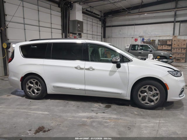 Chrysler Pacifica Limited 2023 2C4RC1GG3PR533452 Image 13