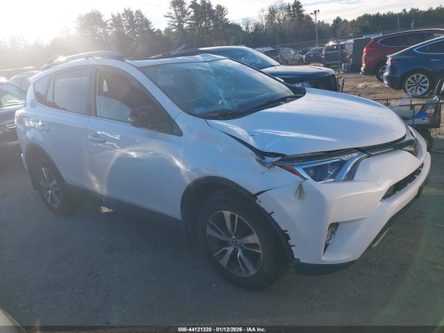 Toyota Rav4 Xle 2018 JTMRFREV9JD240754 main image
