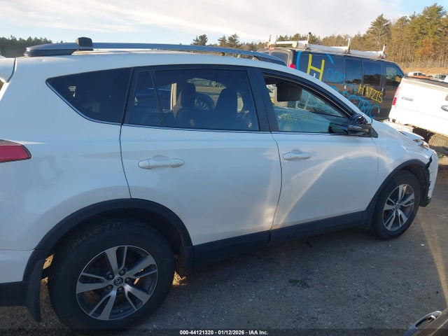 Toyota Rav4 Xle 2018 JTMRFREV9JD240754 Image 13