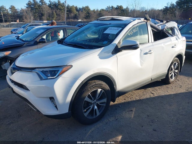 Toyota Rav4 Xle 2018 JTMRFREV9JD240754 Image 2