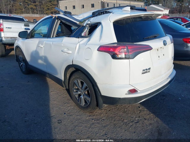 Toyota Rav4 Xle 2018 JTMRFREV9JD240754 Image 3