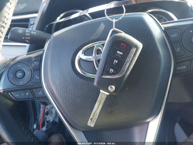 44121367 :رقم المزاد ، 4T1B11HK2JU663979 vin ، 2018 Toyota Camry Se مزاد بيع